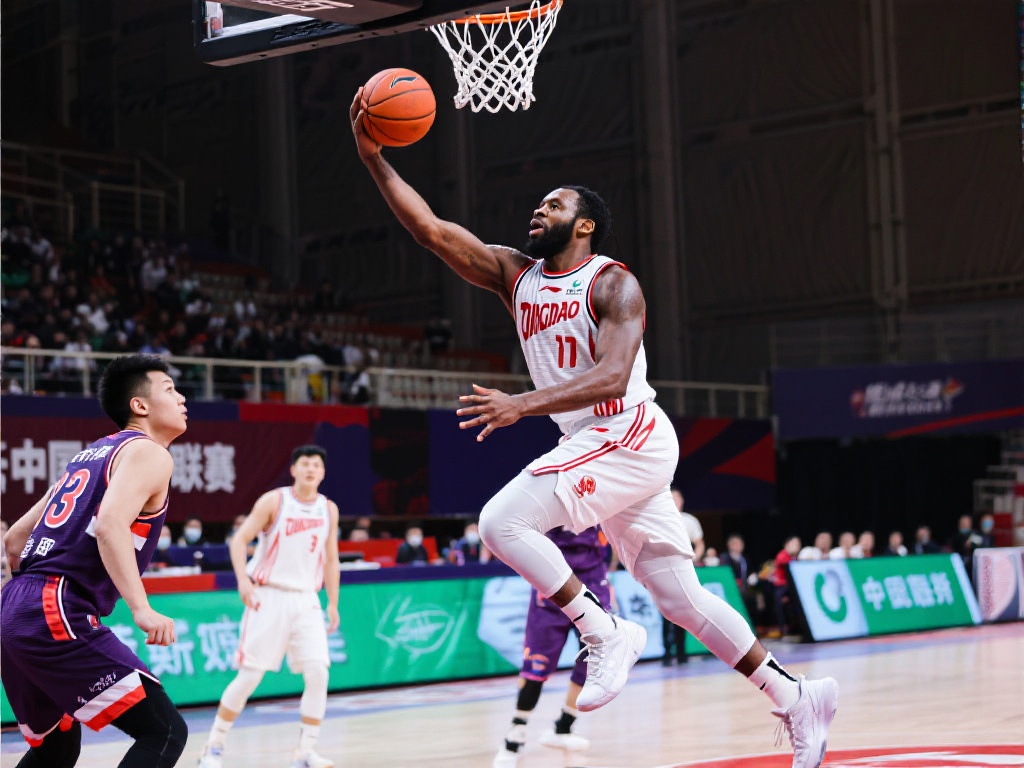 段昂君王睿泽连爆三分 青岛强势领先7分 不仅如此,韦瑟斯庞的强打上篮则体现了球队