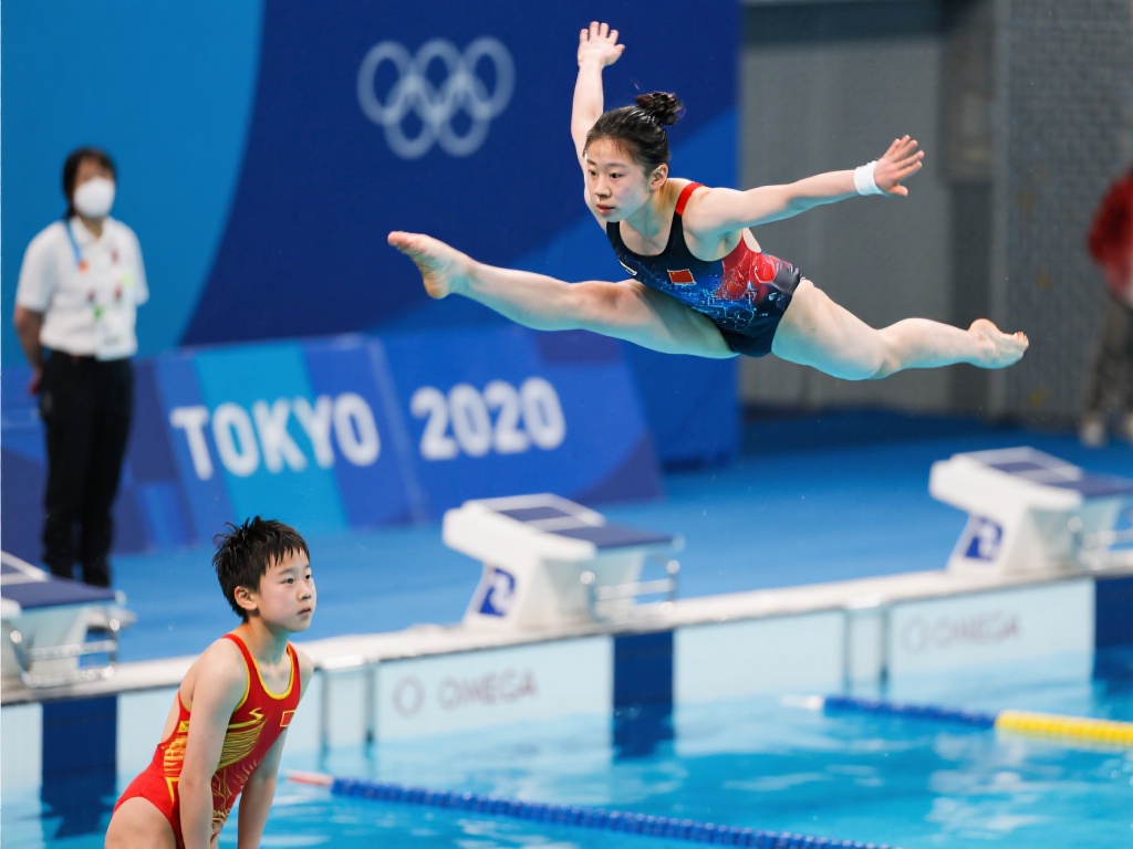 陈芋汐力压全红婵夺冠,勇摘世界杯三连冠桂冠 陈芋汐的成功不仅仅依赖技术,更在于她在比