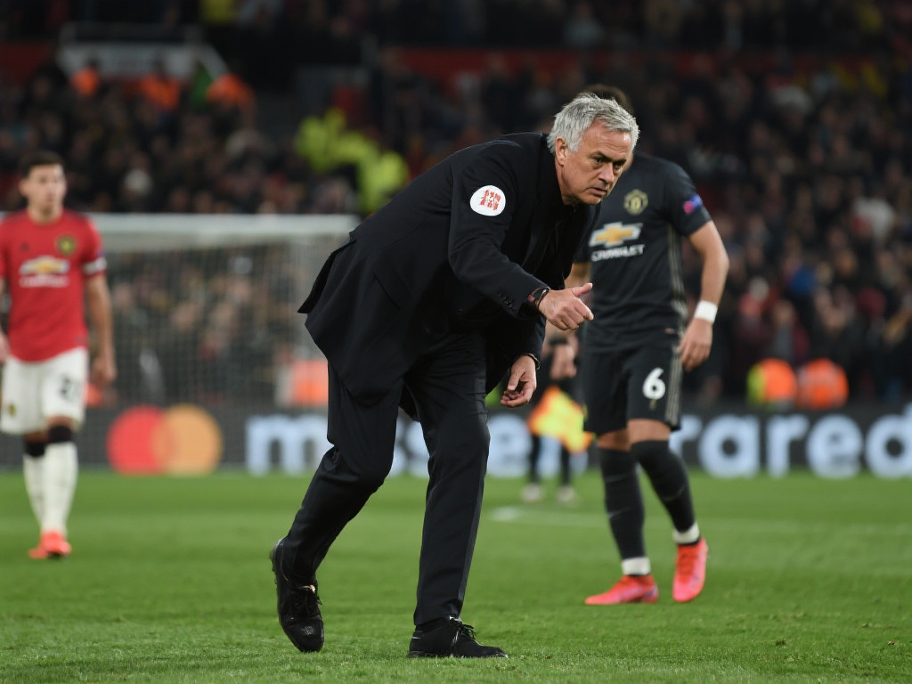 穆帅62岁再创神迹:禁赛无阻,11轮不败打脸质疑 在本赛季之初,穆里尼奥遭遇了禁赛的困境—